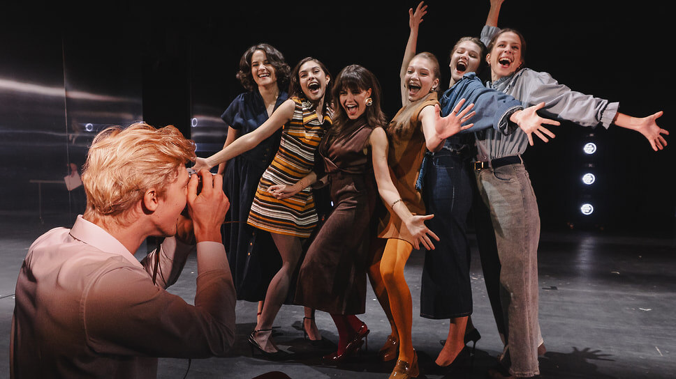 Сцена из спектакля «С любимыми не расставайтесь», режиссер Артур Касимов.📷Фото: Пресс-служба Театра Олега Табакова