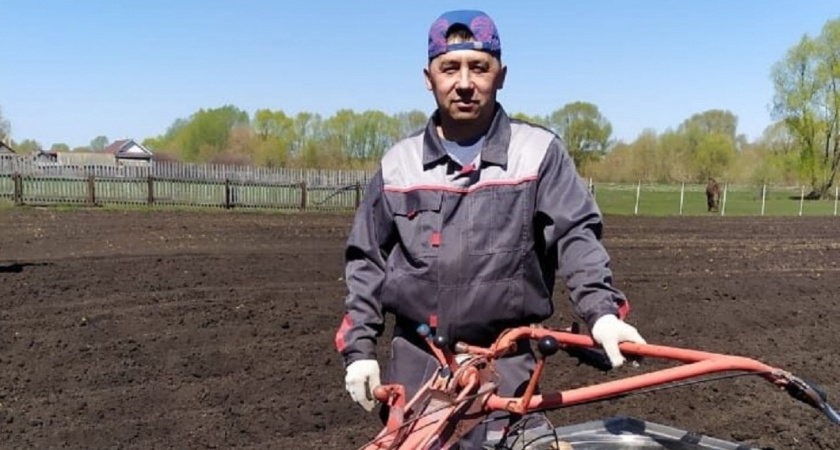    Изобретатель-самоучка из Чебоксар придумал устройство, с которым одному можно за 1 час засадить картошкой 20 соток