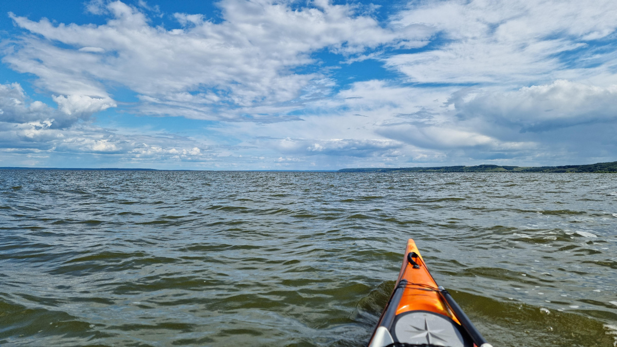 Чебоксарское водохранилище не любит шутить. Спасибо, что хоть волны оказались попутными. 🙏