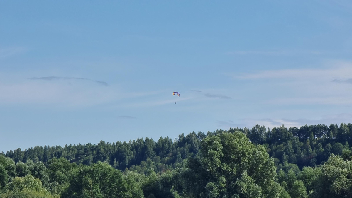 Небо против воды. Они на высоте, я на волне. Каждый ловит свой поток. 😌