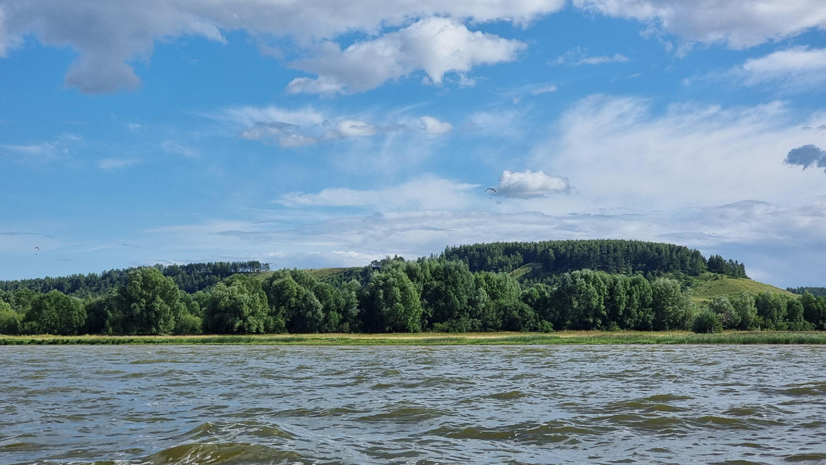 Небо против воды. Они на высоте, я на волне. Каждый ловит свой поток. 😌