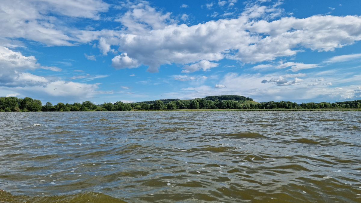 Небо против воды. Они на высоте, я на волне. Каждый ловит свой поток. 😌