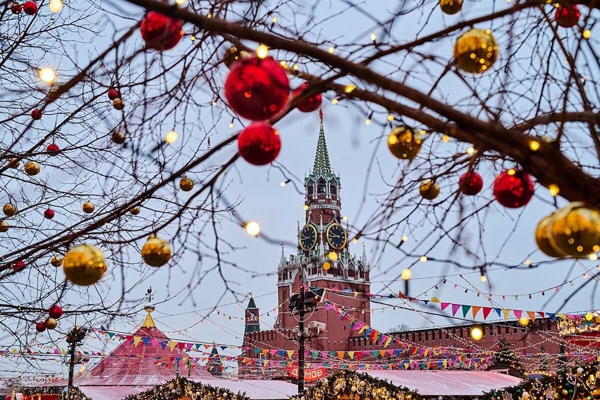 В декабре красиво украшают Красную площадь. Миллионы людей со всей страны приезжают в Москву насладиться новогодней атмосферой. Источник: Dmitrii Iakimov / Shutterstock / FOTODOM📷
