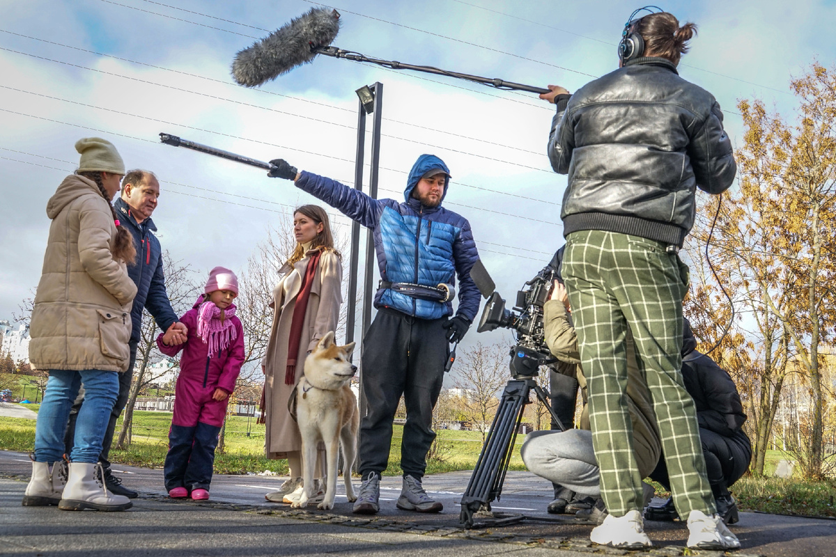 Пушистая актриса отвлекалась на летающий дрон, но смогла собраться.