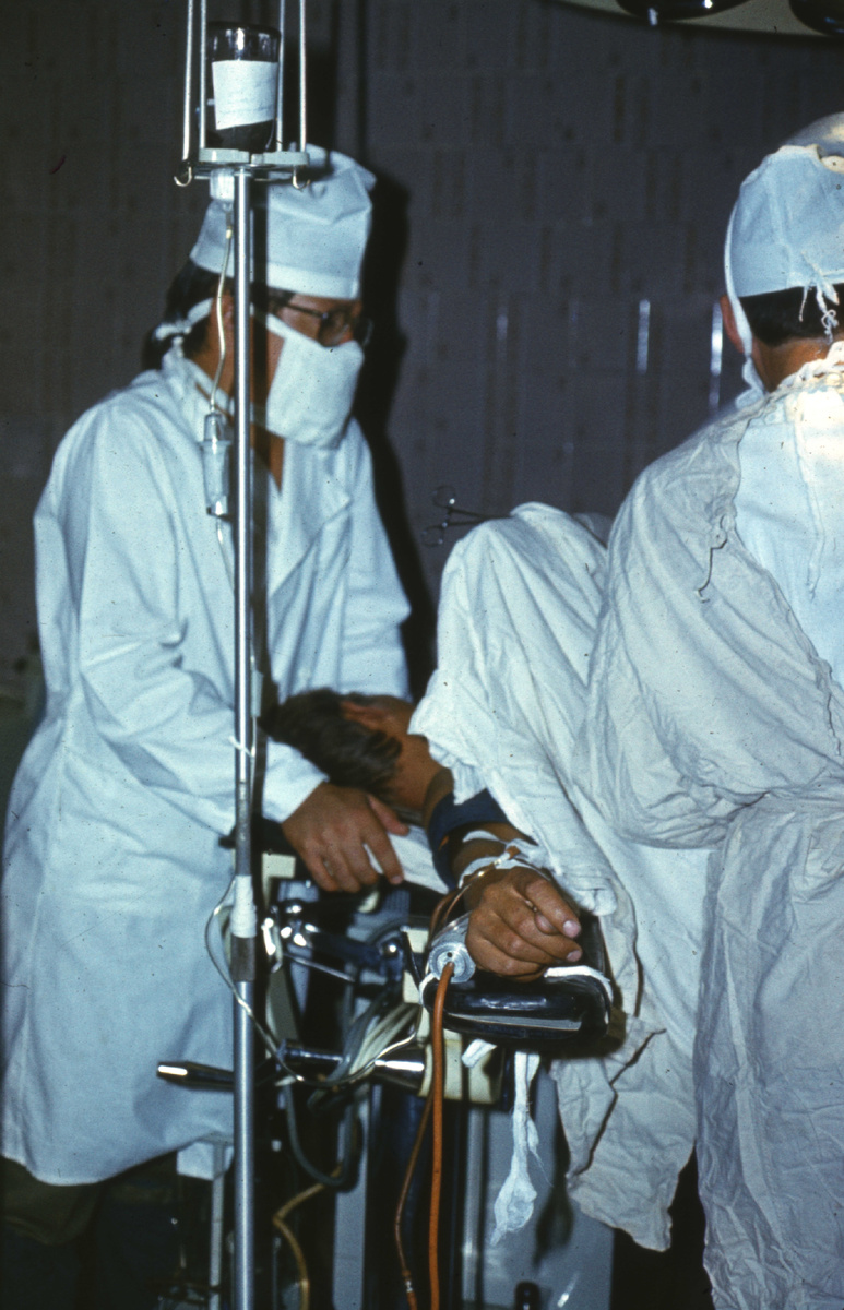 Военные врачи оперируют раненого в госпитале. Афганистан