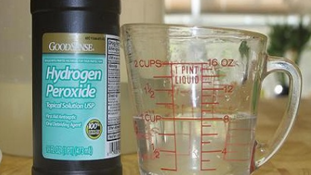 Готовлю рабочий раствор: 10 мл перекиси на литр отстоянной воды