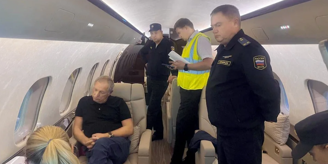 "Украл" танковую дивизию: Олигарха взяли в частном самолете. В деле чиновники и депутаты