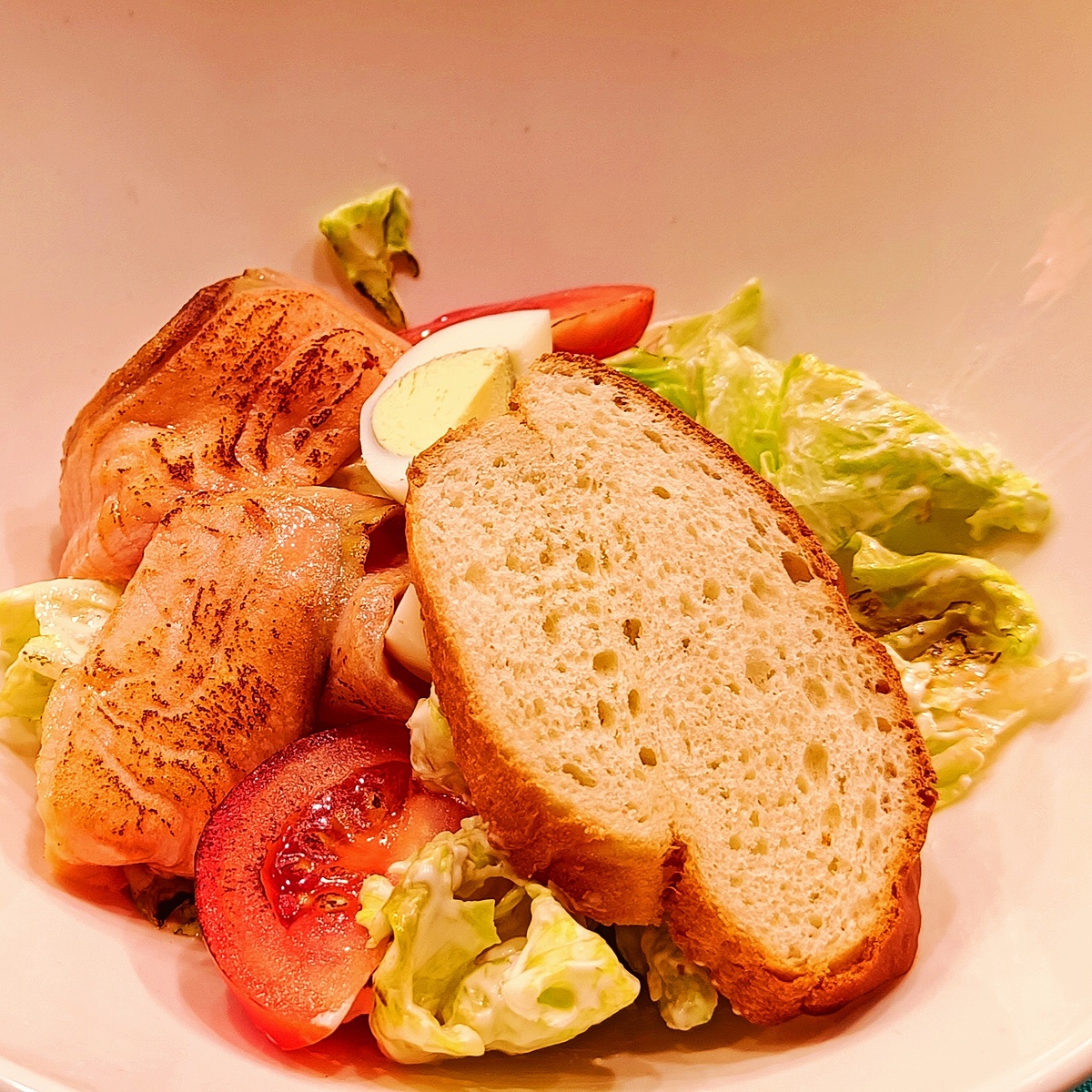 Салат Цезарь с обожжённой форелью