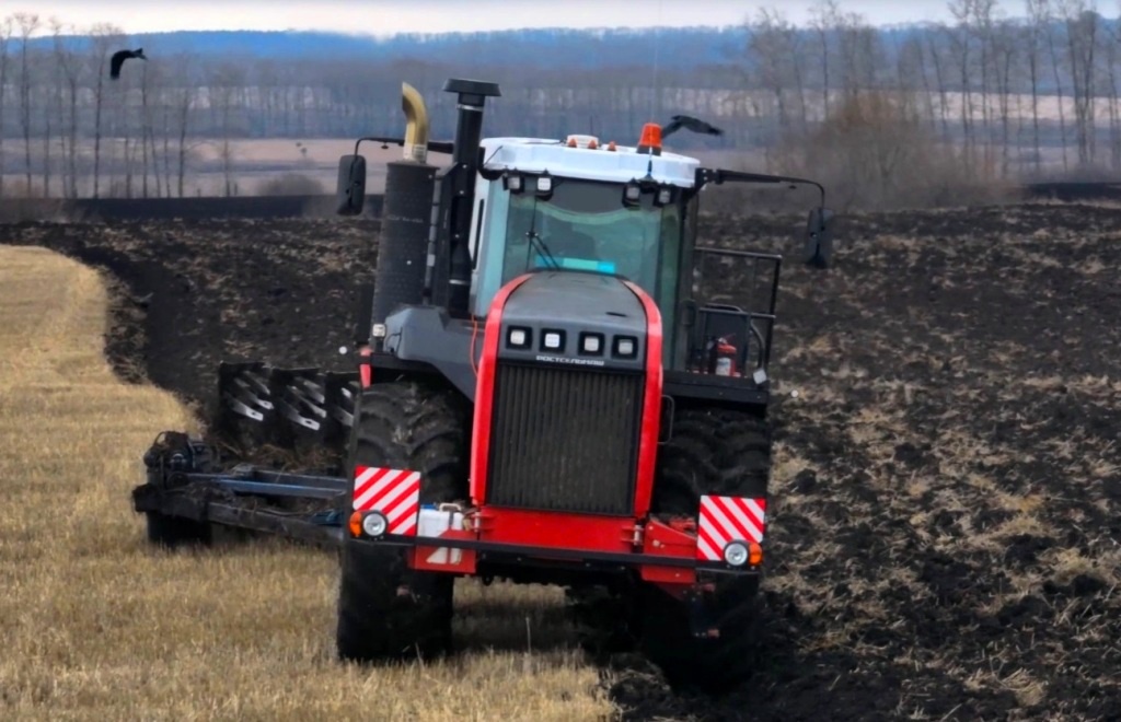 Трактор Ростсельмаш 2400 на зяблевой обработке почвы