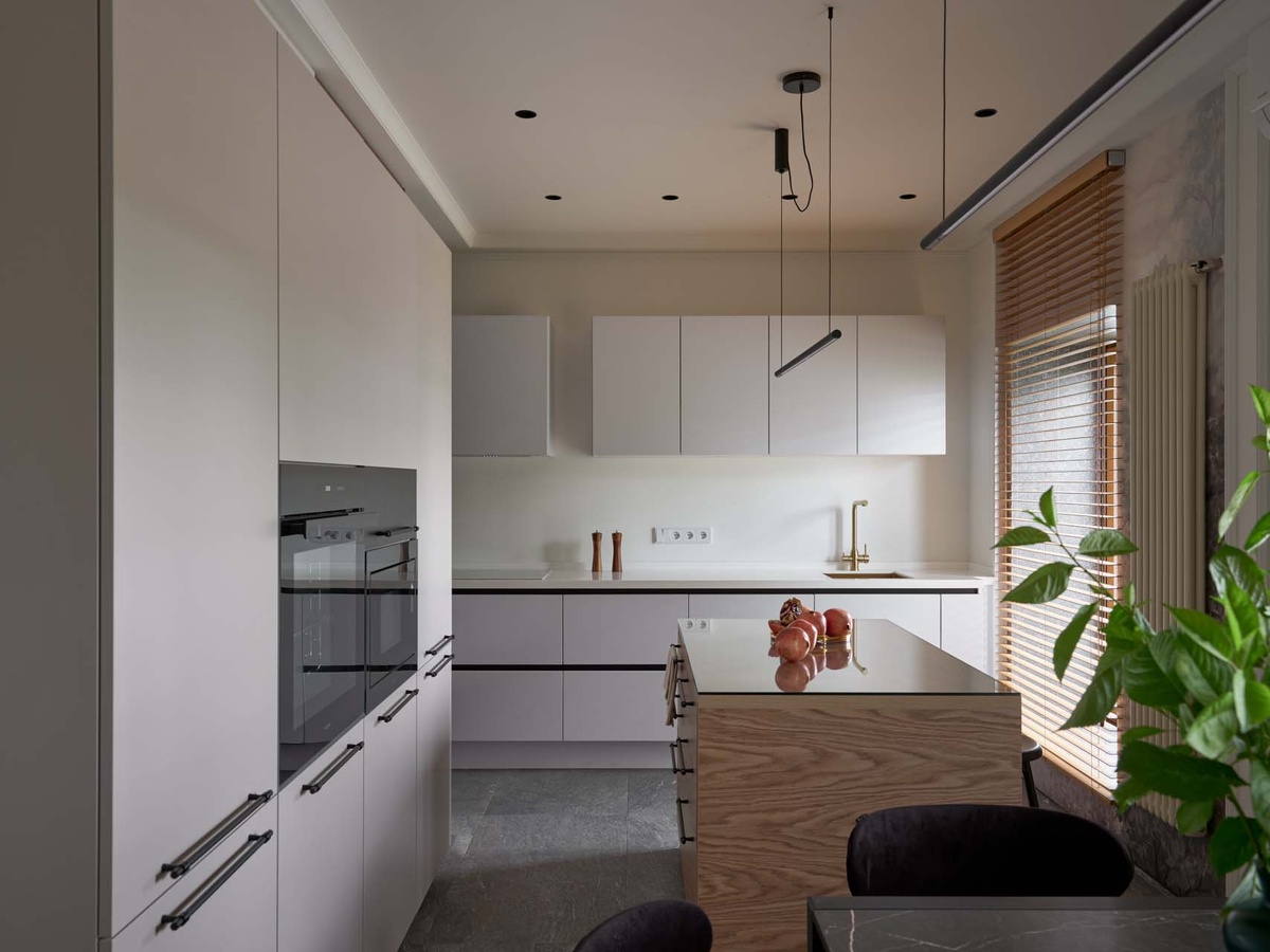 Справа от окна — панно ART2 012 «Южный лес» из коллекции Loymina «Пейзаж»