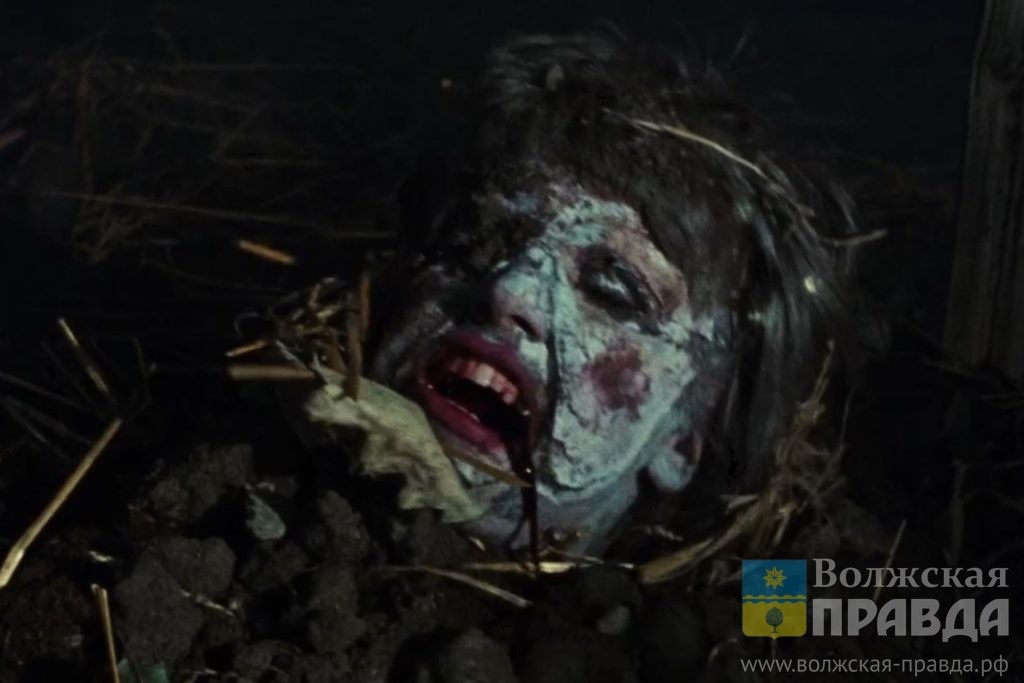 Скриншот с фильма "Зловещие мертвецы", размещённого в ВК-видео📷    Беляши с человечиной и хутор Страхов: в канун Хэллоуина и Велесовой ночи известные волжане рассказали о детских страхах
