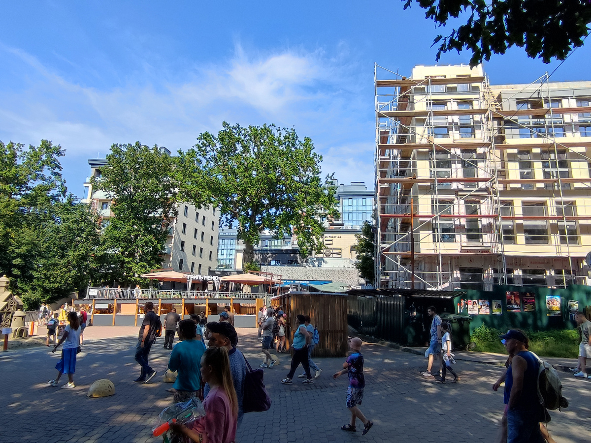 Апартаменты напротив спуска к солнечным часам. Раньше здесь планировали возвести многоэтажку или "Стакан", но местные активисты отстояли кусок земли. Спустя время, здесь все-таки вырос 4-этажный комплекс. 