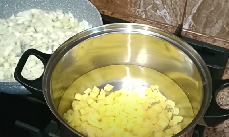 Суп с фаршем и шпинатом: быстрый обед для всей семьи