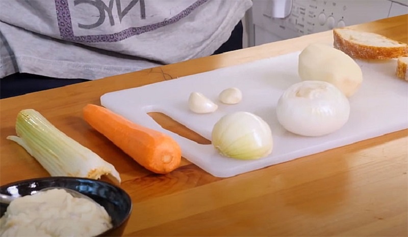 Сырный суп за четверть часа: как из простых продуктов приготовить ресторанный обед