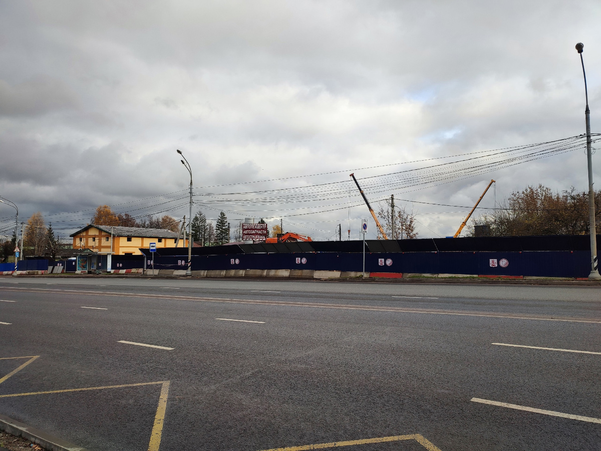 📷 1.1: Вид с ул. Ст. Сосенки. Снесена большая часть строений в периметре площадки.