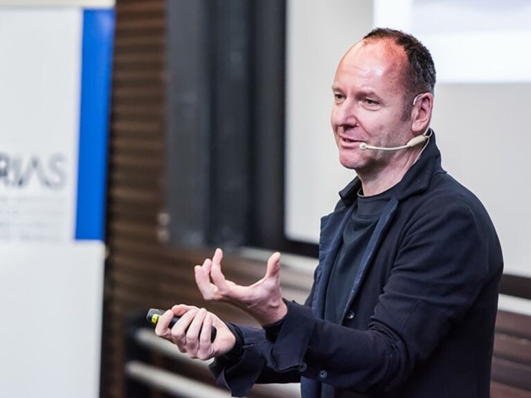 Хартмут Невен — ключевая фигура в области квантовых технологий и руководитель лаборатории Google Quantum AI. Он обозначен как один из самых выдающихся специалистов в этой революционной области.