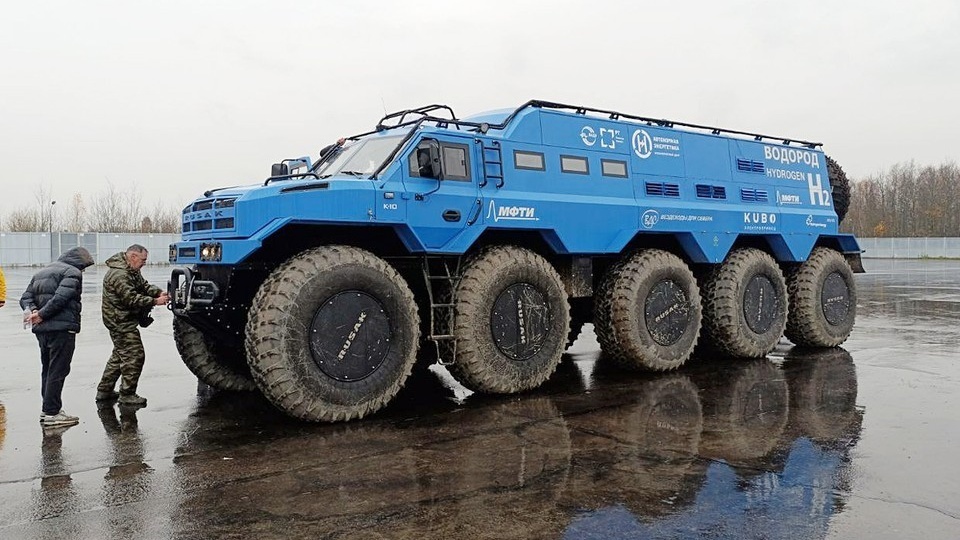В России представили водородный вездеход “Русак”: он может ехать по бездорожью 500 км без дозаправки и везет 2,5 тонны груза