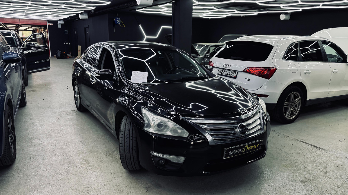Источник фото: https://custom-heroes.ru/raboty/vid-uslugi/avtosvet/remont/nissan-teana-j33-zamena-stekol-i-linz-aozoom-mini-q1-s-zaschitoy-far/