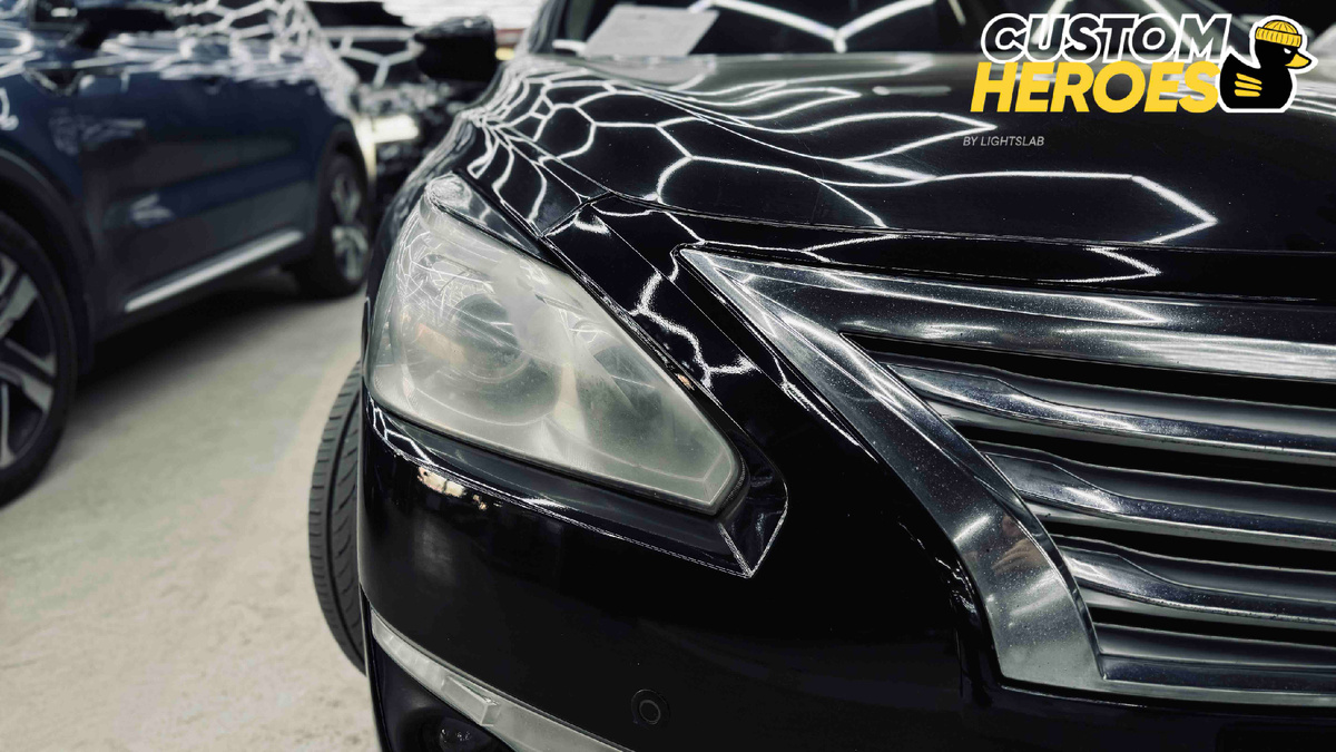 Источник фото: https://custom-heroes.ru/raboty/vid-uslugi/avtosvet/remont/nissan-teana-j33-zamena-stekol-i-linz-aozoom-mini-q1-s-zaschitoy-far/