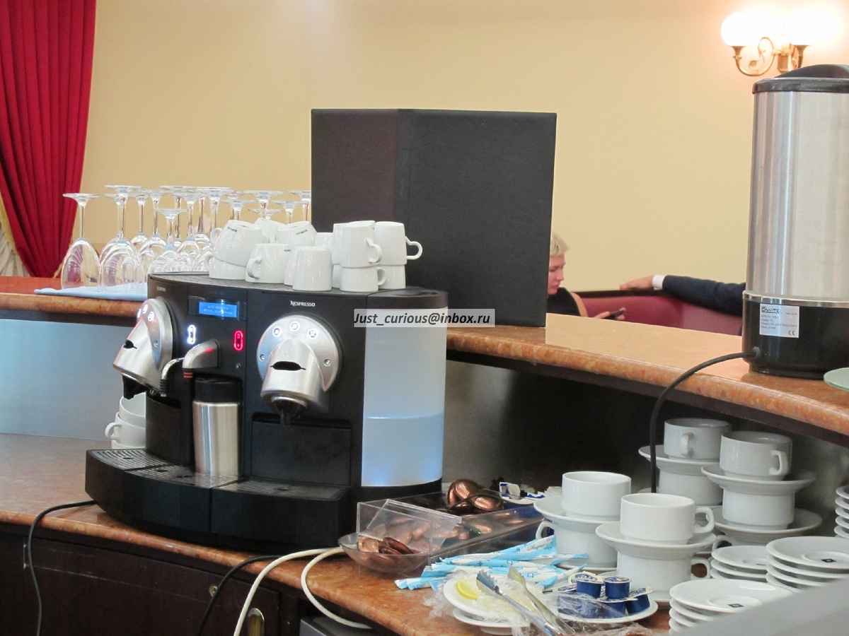 Это Кремлевский буфет в Большом, он уже освободил помещение