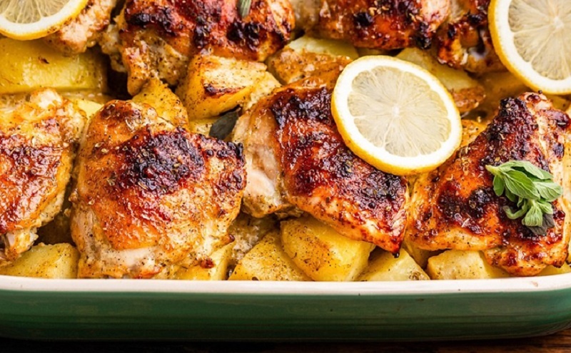 Цыплёнок с картошкой по-гречески: простой ужин с непревзойдённым вкусом 