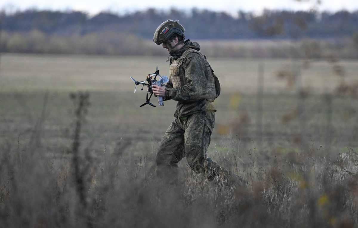     Российский боец с беспилотником / РИА Новости / Станислав Красильников