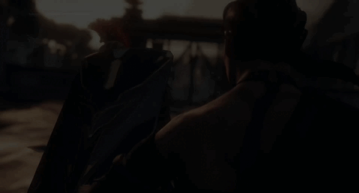 Gif картинка "Марий сбрасывает с балкона Будикку"