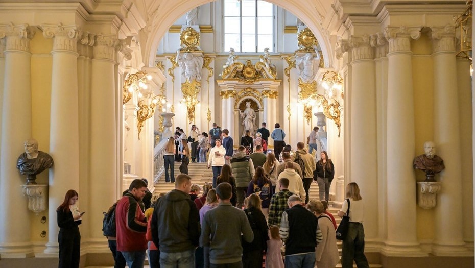    Туристы и жители Петербурга осматривают произведения искусства в музее Эрмитаж. Иорданская лестница. Автор фото: Тихонов Михаил