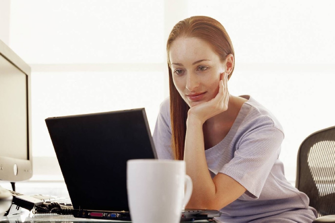 Женщина за компом (из сети)