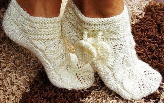 Тапочки и сапожки для дома вяжем спицами. 7 моделей с описанием для вдохновения