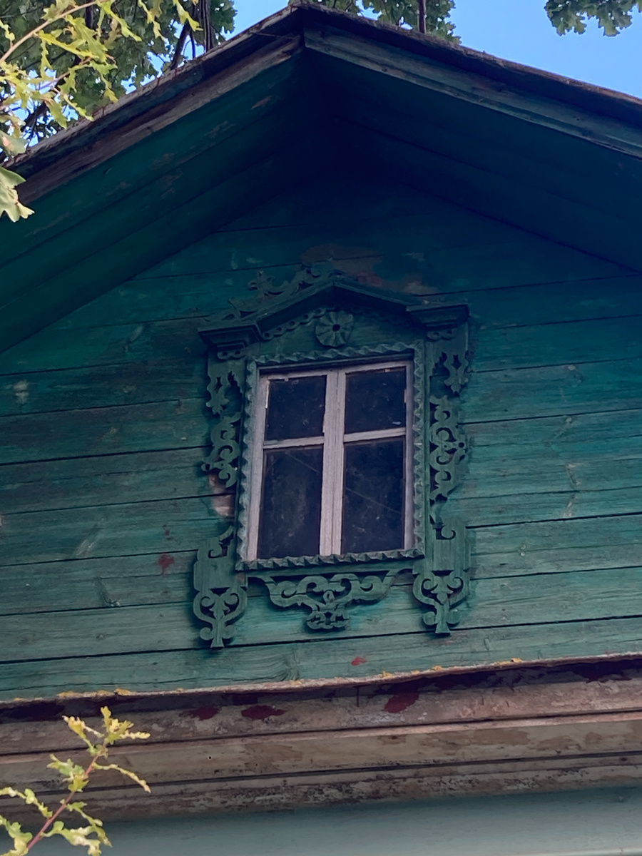Окошко под крышей. Стремление людей сделать свою жизнь чуточку красивее поражает приятно.