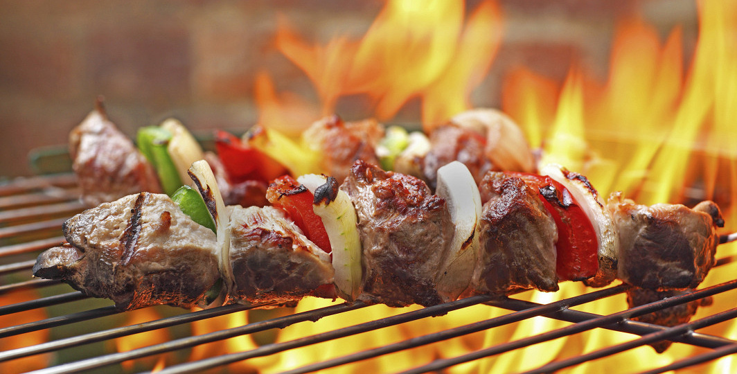 Шашлыки для идеального пикника: полный гид по мясу, маринадам и углям