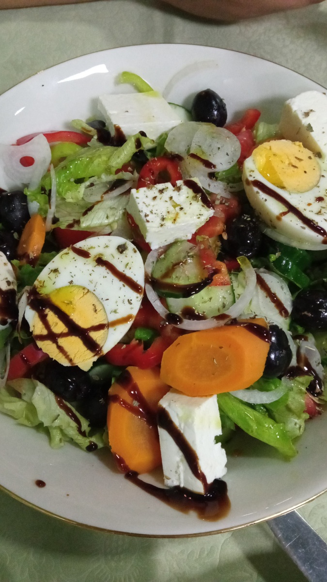 Салат из овощей с сыром