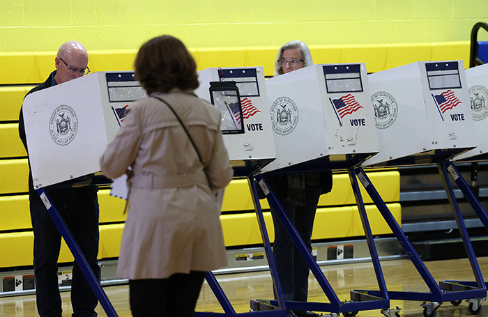    Люди стоят у кабинок для голосования на выборах мэра Нью-Йорка.Reuters/Mike Segar