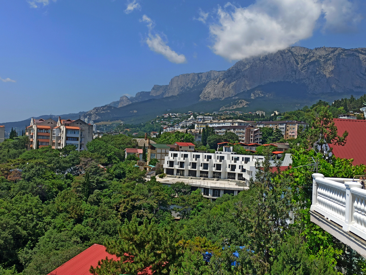 Вид с нашего балкона на Ай - Петри.