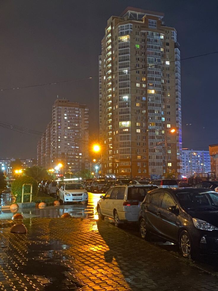 этот человек живёт обычную жизнь 