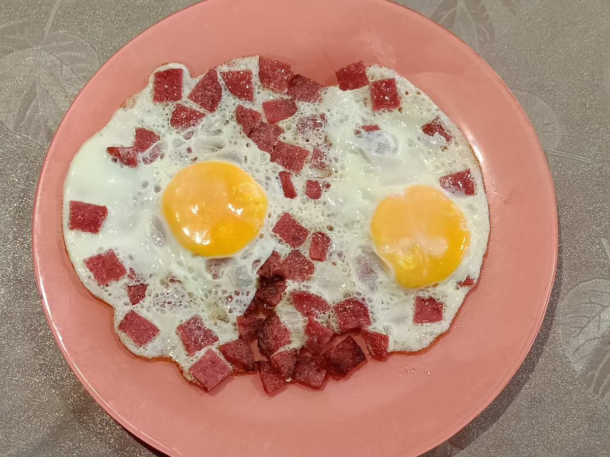 Завтрак . Плюс кофе и кусочек чёрного хлеба.