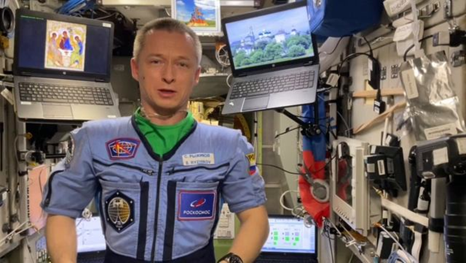 Сергей Рыжиков участвует в публичном мероприятии с борта МКС. Фото: Роскосмос