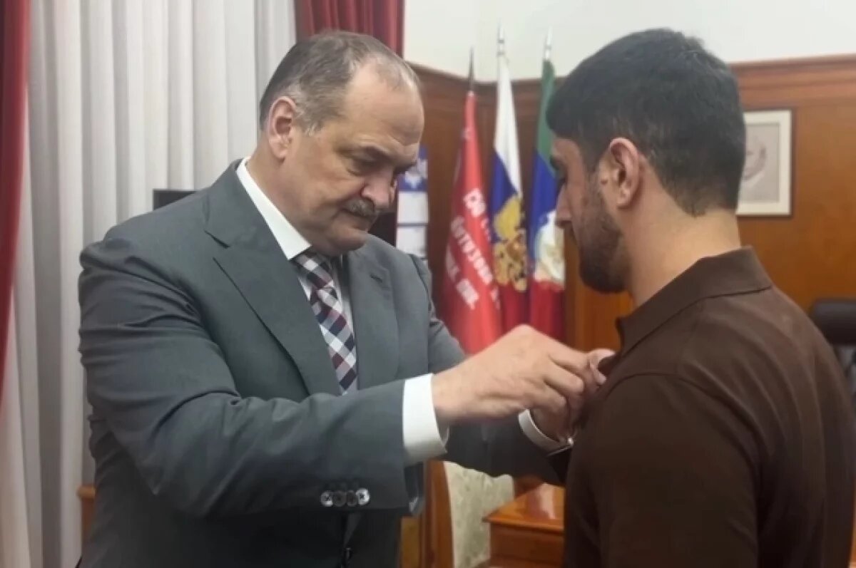    Меликов вручил Герою России Хантемиру Султанову высшую награду Дагестана