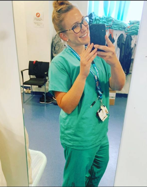 Лора Иствуд работала медсестрой.