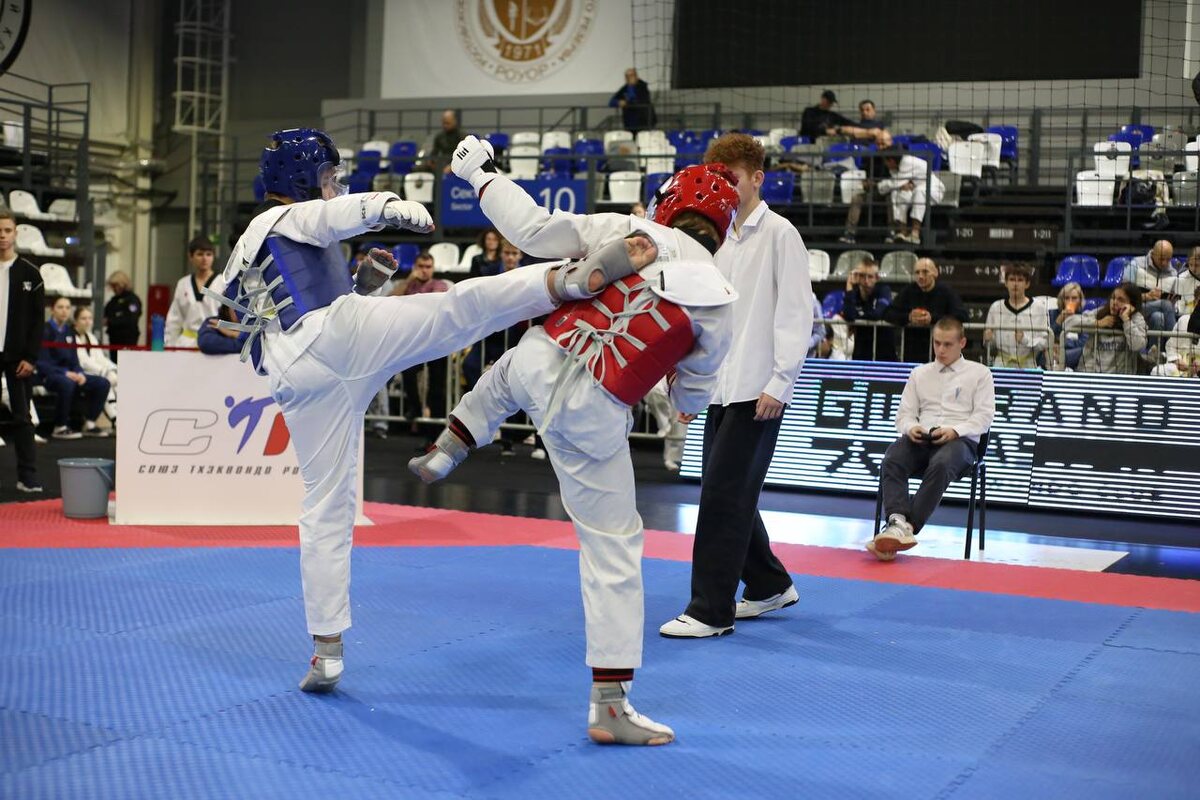 Влад в синей защите, а в красной как раз тот парень, который занял золото