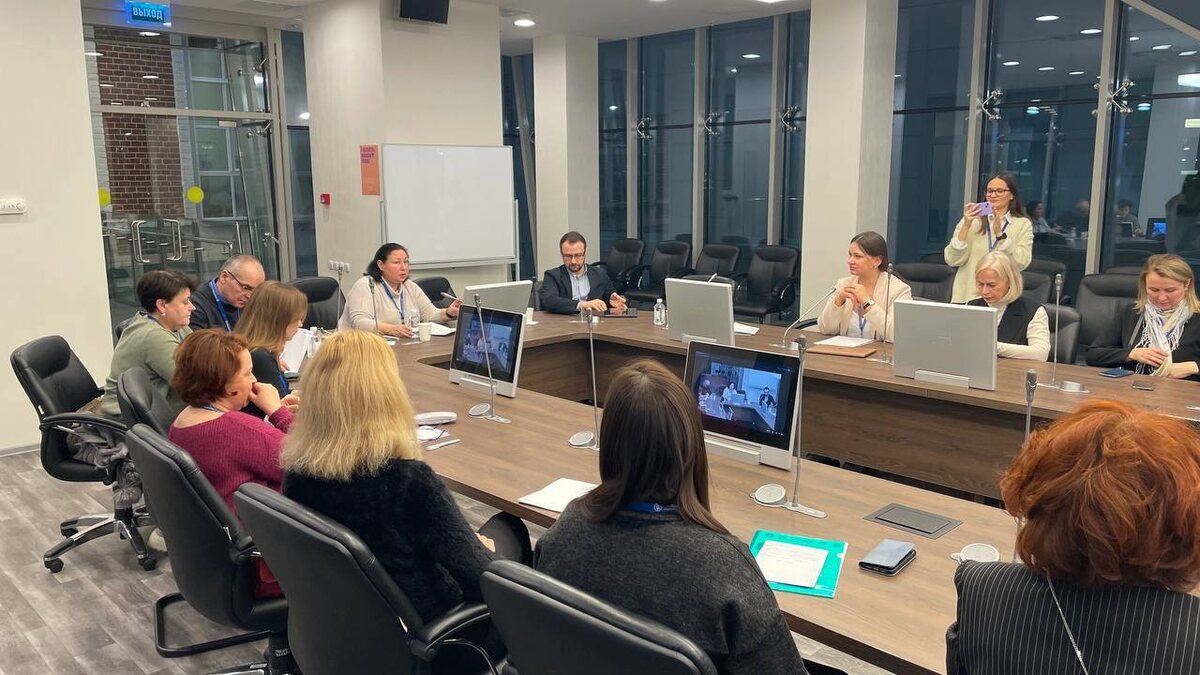 ещё одно фото с какой-то конференции (вроде с той же самой)