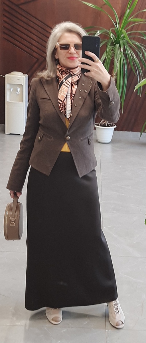 Жакет, юбка, топ и платок из секонд-хэнда.