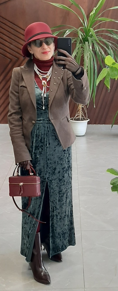 Платье, переделанное из комбинезона, водолазка и жакет из секонд-хэнда.