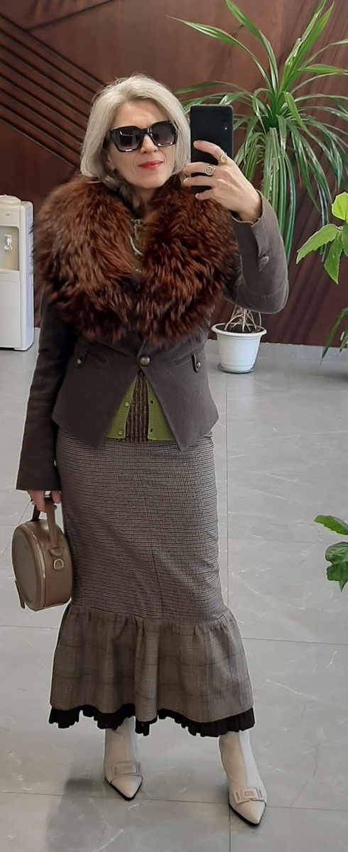 Жакет, юбка, топ и кардиган из секонд-хэнда.