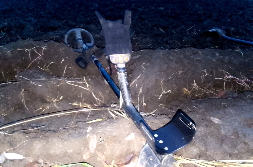 Копаю одна до темноты. И снова мужик с ружьём...