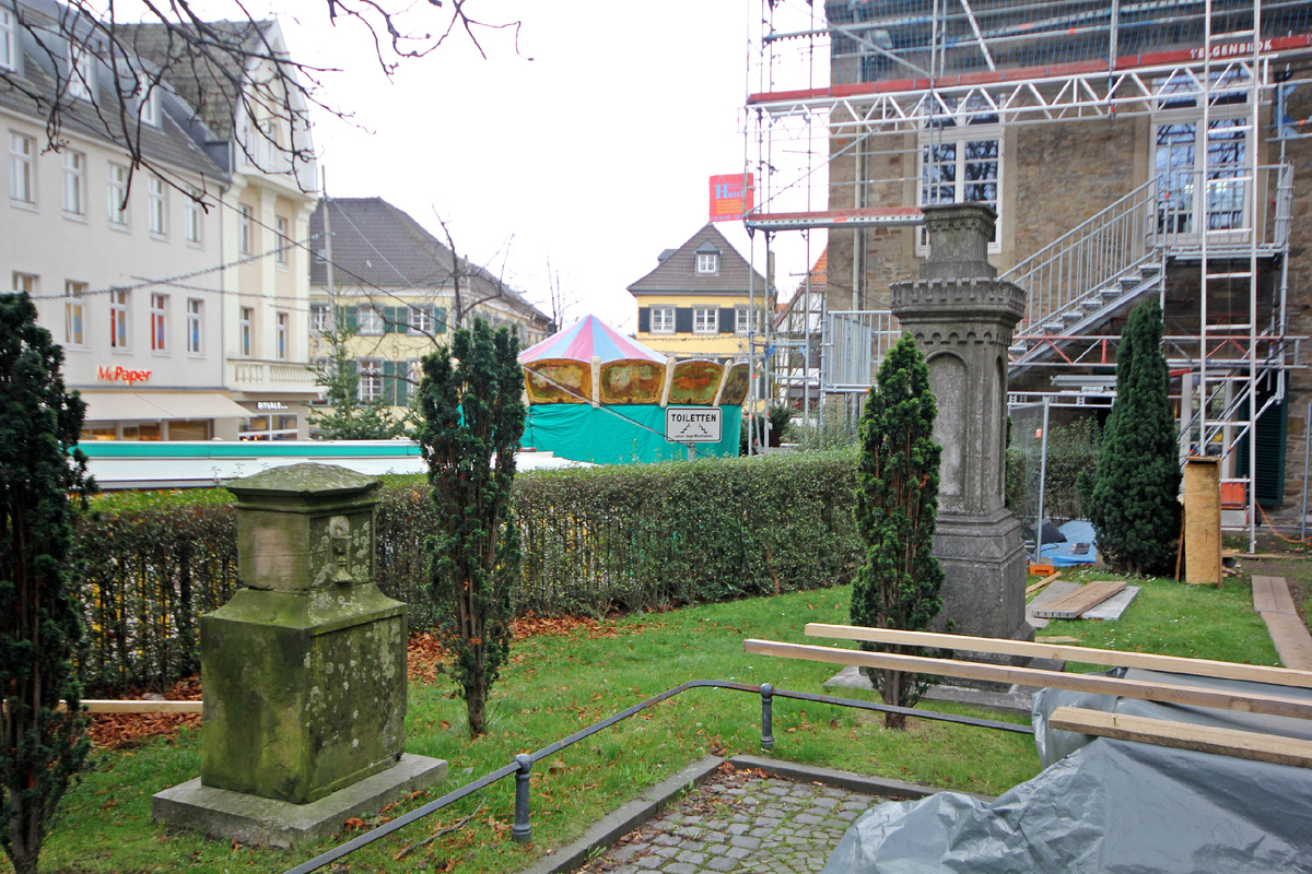 Надгробия около церкви