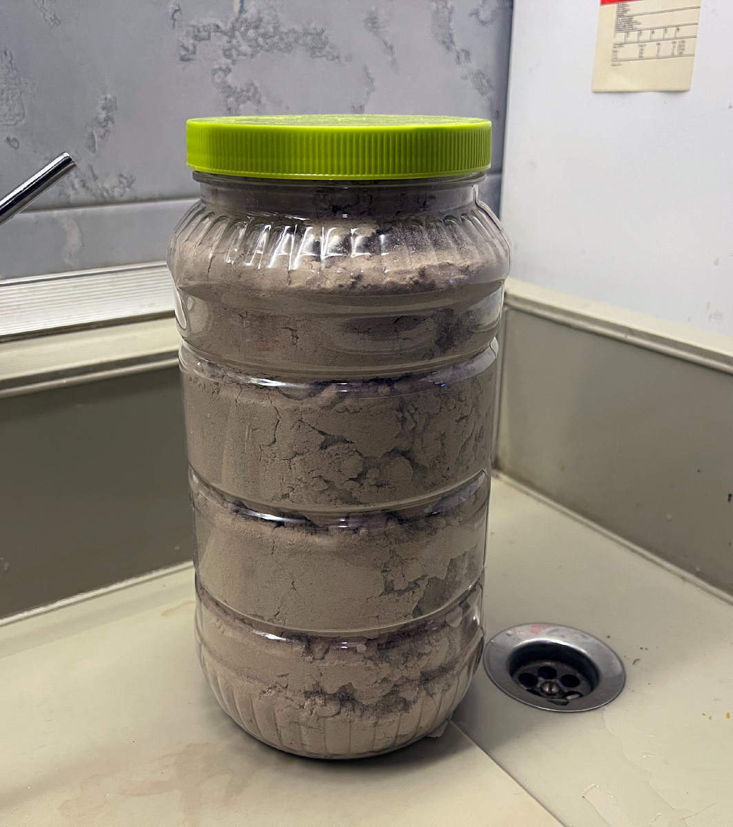 Неподписанная банка с проявляющим веществом