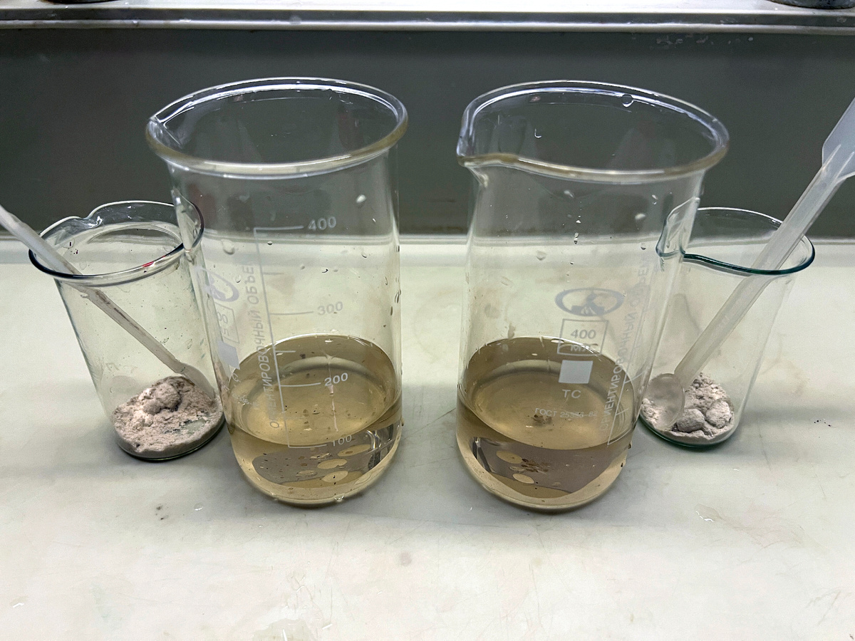 Слева метол из подписанной банки, справа неизвестный порошок