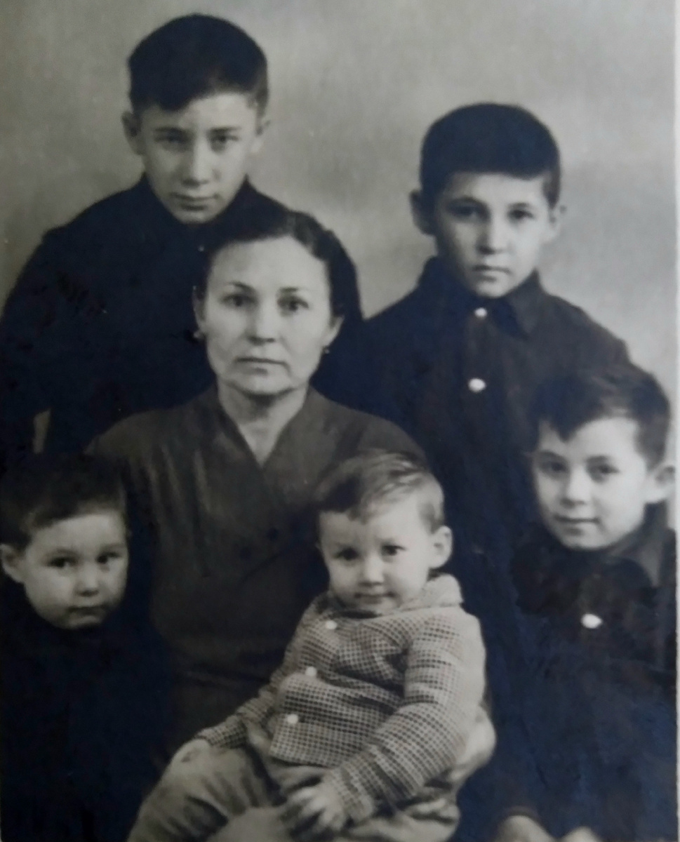 Мама с Хасаном и моими братьями; слева на право: Али, Фридун, я и Шамиль. с/з " Социализм", 1963 год.